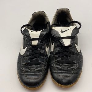 Nike Tiempo Indoor Soccer Shoes Youth size 4.5
